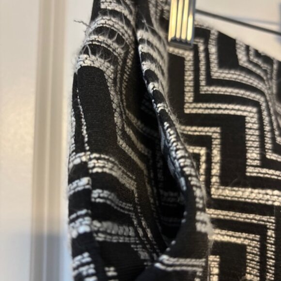 Forever 21 Contemporary Black and White Lined Shorts (Size M) - Picture 8 of 8